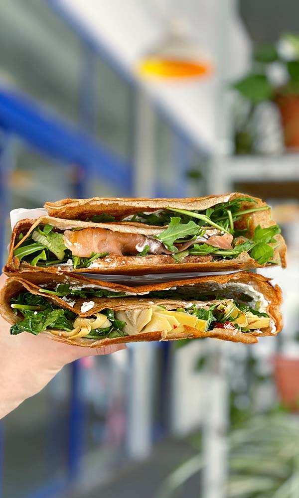 תמונה של יד מחזיקה קרפים אחד על השני